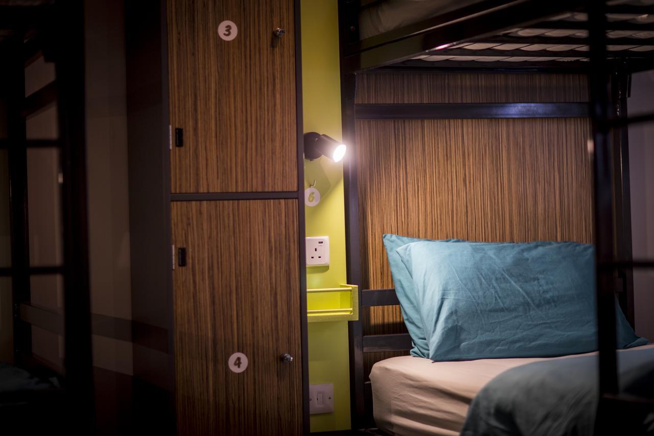 Cama individual en dormitorio compartido mixto de 30 camas